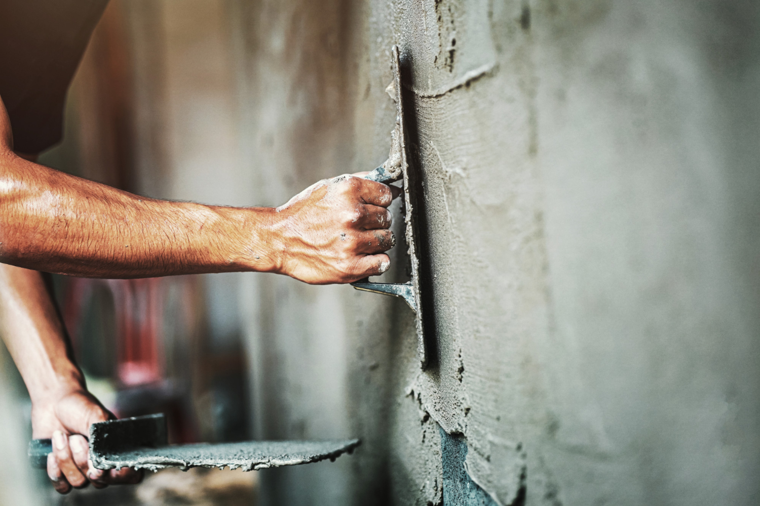 primer plano mano trabajador enlucido cemento pared construccion casa